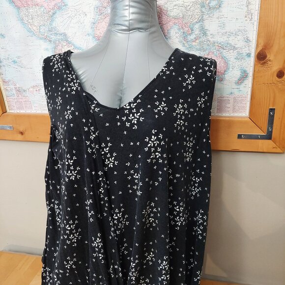 Pennington's Plus Size Sleeveless V neck Top Faux Surplice leaf Pattern Women 2X - Picture 2 of 11